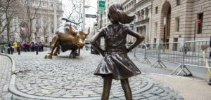 Fearless Girl statue on Wall Street photographed by Anthony Quintano at https://ow.ly/CfYZ30jSneY
