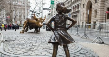 Fearless Girl statue on Wall Street photographed by Anthony Quintano at https://ow.ly/CfYZ30jSneY