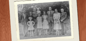 Old black and white photo of a very homogeneous family