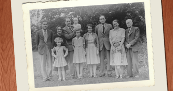 Old black and white photo of a very homogeneous family